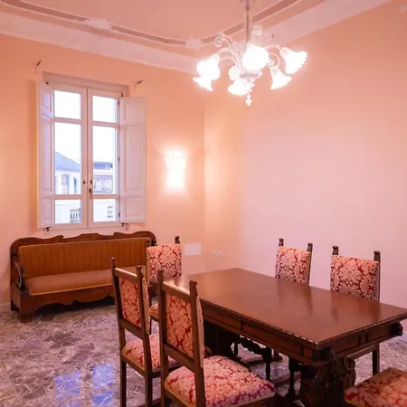 Palazzo Dei Fiori Liberty * טרופאה